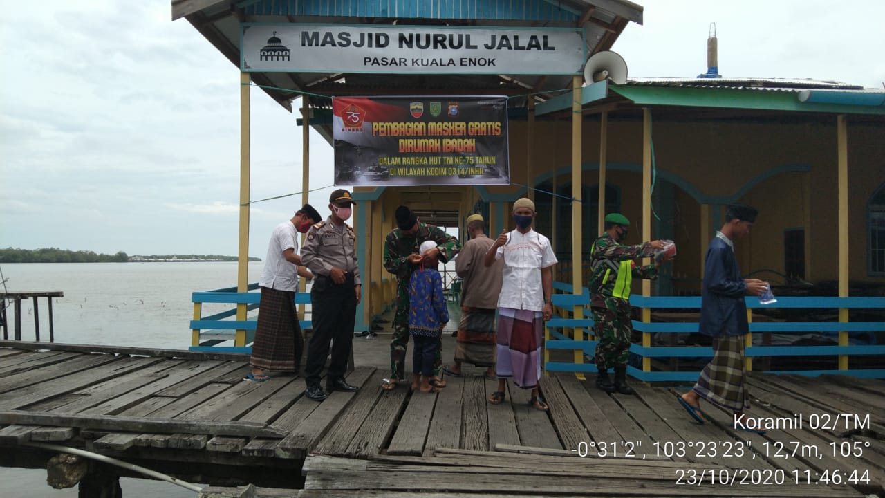 Jelang Sholat Jumat, Koramil 02/Tanah bersama Satgas Bagikan Masker Gratis di Dua Kecamatan