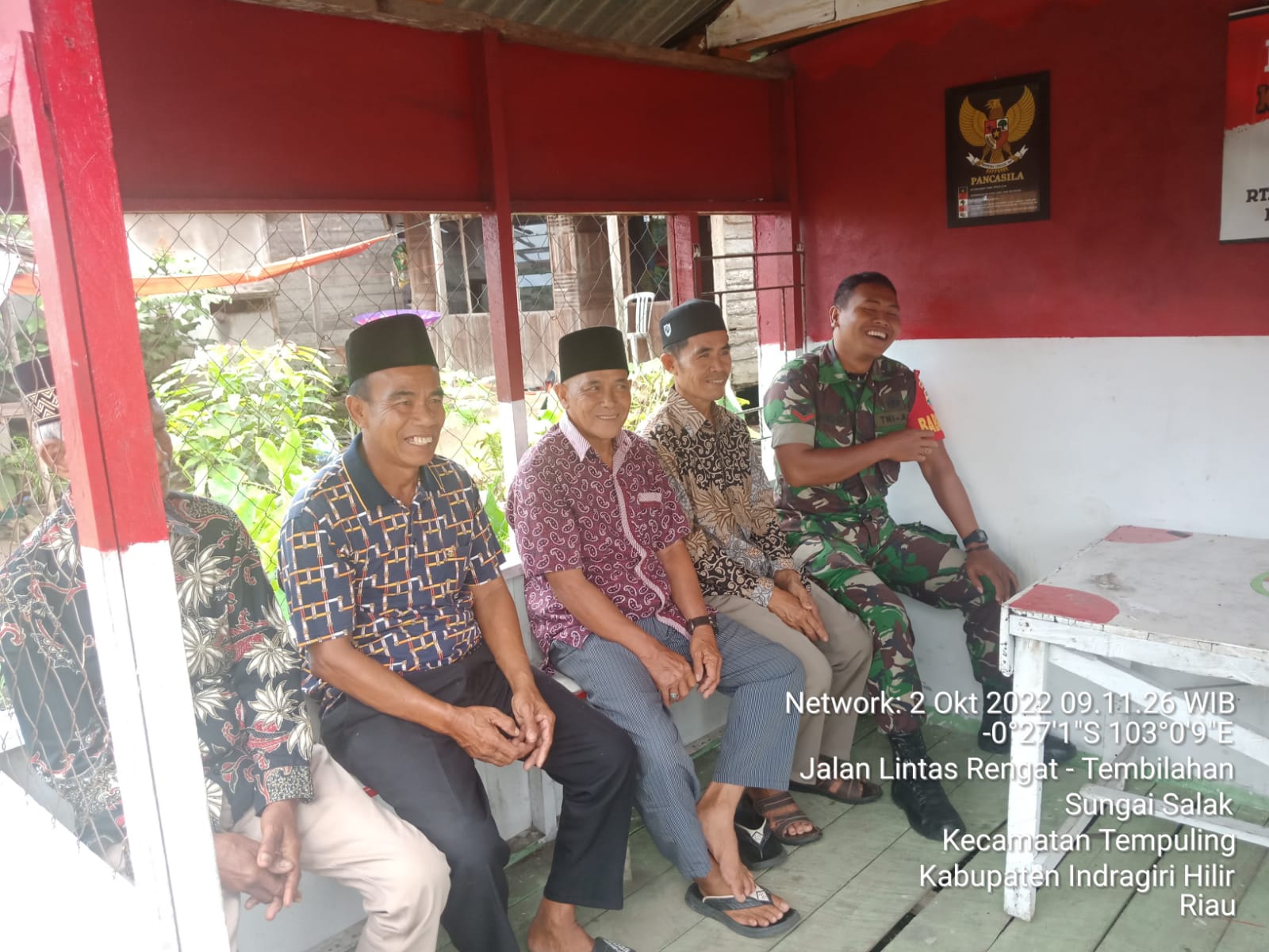 Gelak Tawa Warga Saat Komsos Bersama Babinsa, Sembari Babinsa Sosialisasi Vaksinasi