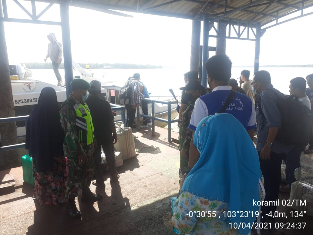 Personil Koramil 02/Tanah Merah Ingatkan Warg untuk Tetap Patuhi Protkes