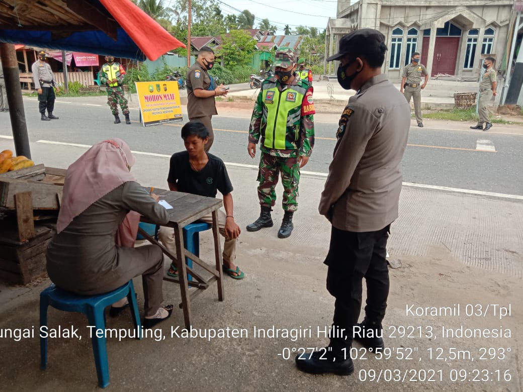 Penegakan Protkes di Jalan Raya Rutin Dilakukan Babinsa 03/Tempuling dan Satagas