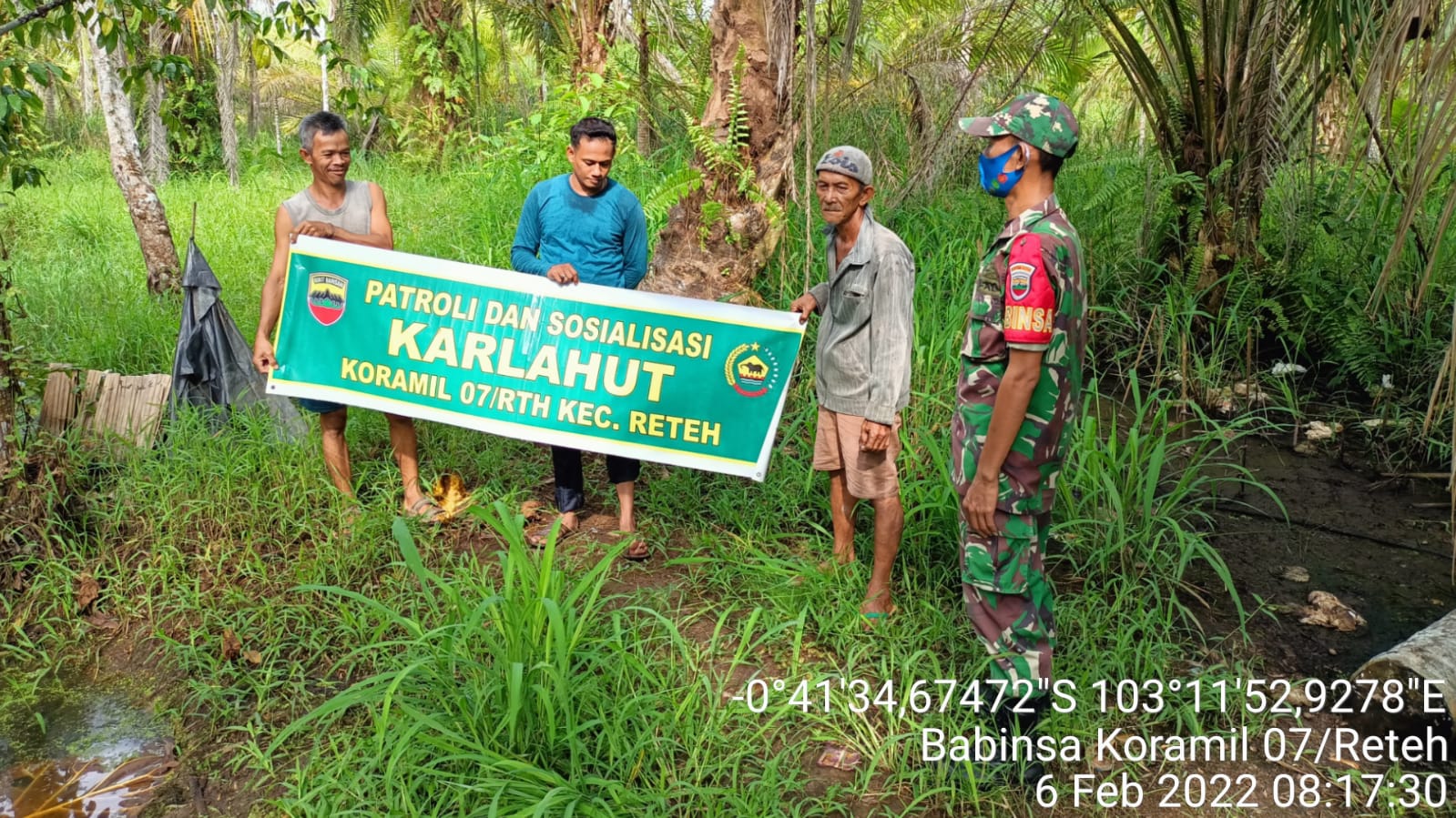 Babinsa Koramil 07/Reteh Kodim 0314/Inhil Melaksanakan Kegiatan Patroli dan Sosialisasi Karhutla