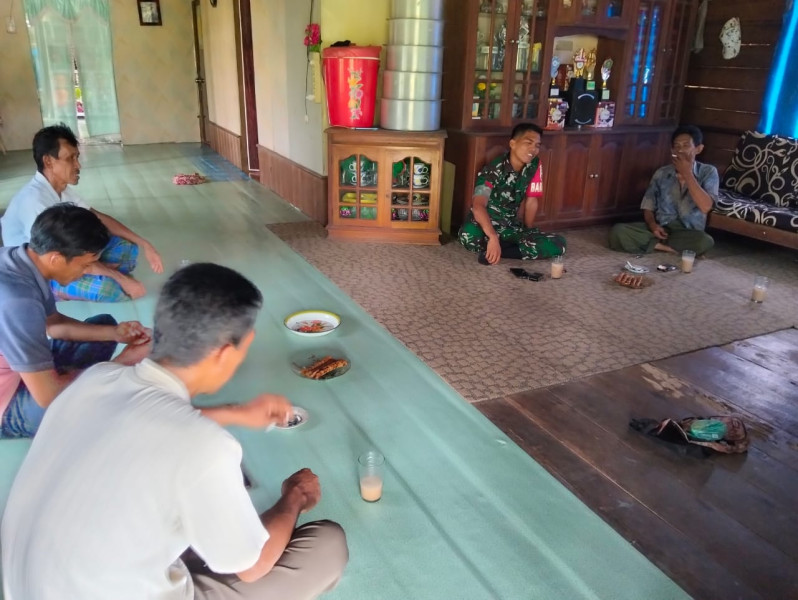 Babinsa Koramil 07/Reteh Rutin Laksanakan Komsos Perkuat Kekompakan Masyarakat