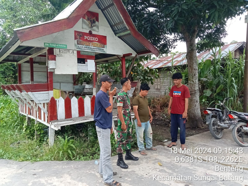 Babinsa Praka Wira Darma Berikan Informasi Terkait Situasi di Binaan Kepada Warga