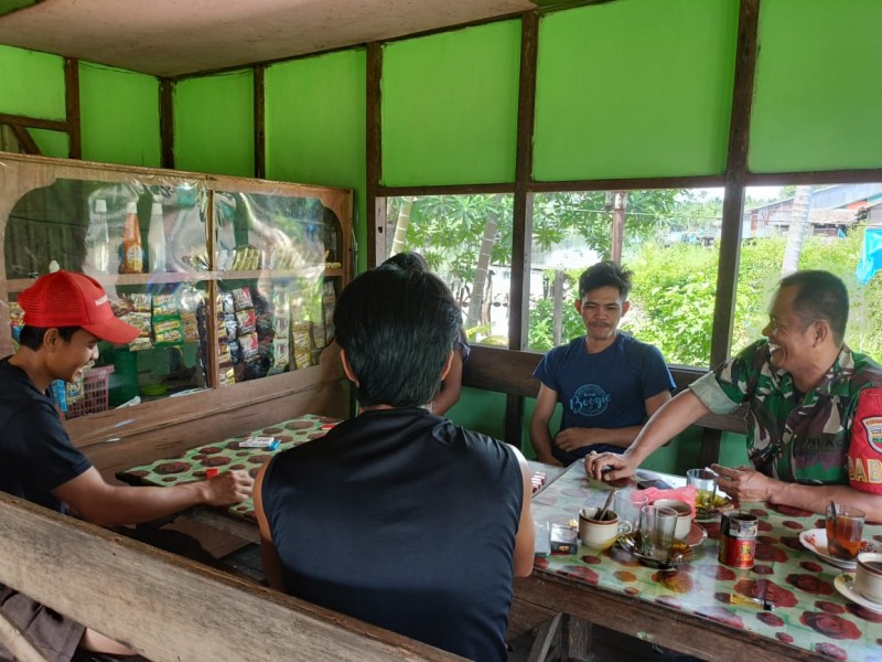 Babinsa 05/Gas Serda Rudi Ciptakan Keakraban dengan Masyarakat Setempat Melalui Komsos