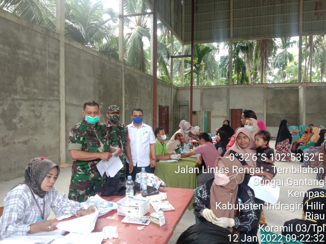 Pastikan Berjalan Lancar, Anggota Koramil Babinsa 03/Tempuling Kawal Kegiatan Vaksin di Wilayah