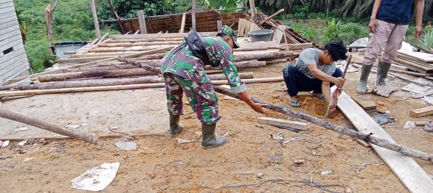 Babinsa Koramil 09/Kemuning Lakukan Goro Perehapan Rumah Warga