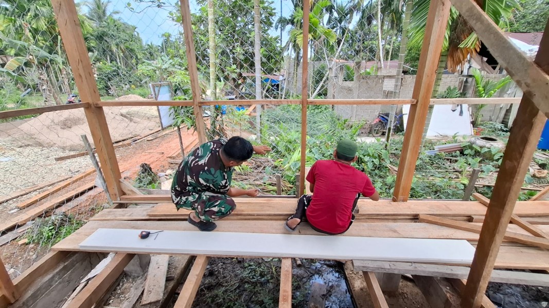 TMMD ke-123: Kodim 0314/Inhil dan Koramil 07/Reteh Bangun RTLH untuk Masyarakat Desa Mumpa