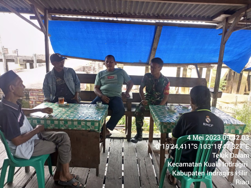 Di Kampung Pancasila, Babinsa Koramil 04/Kuindra Jalin Silaturahmi dan Hubungan Baik