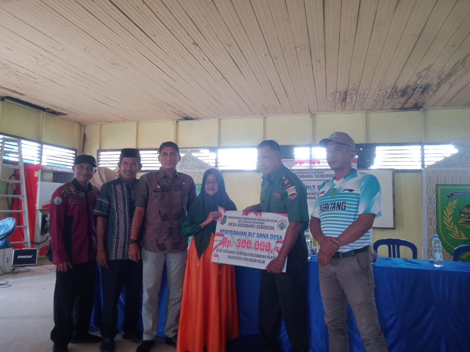 Babinsa Desa Kota Baru Salurkan BLT Tahap 10 Kepada Warga