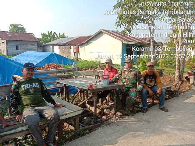 Istirahat Goro, Babinsa Koramil 03/Tpl Komsos Dengan Warga