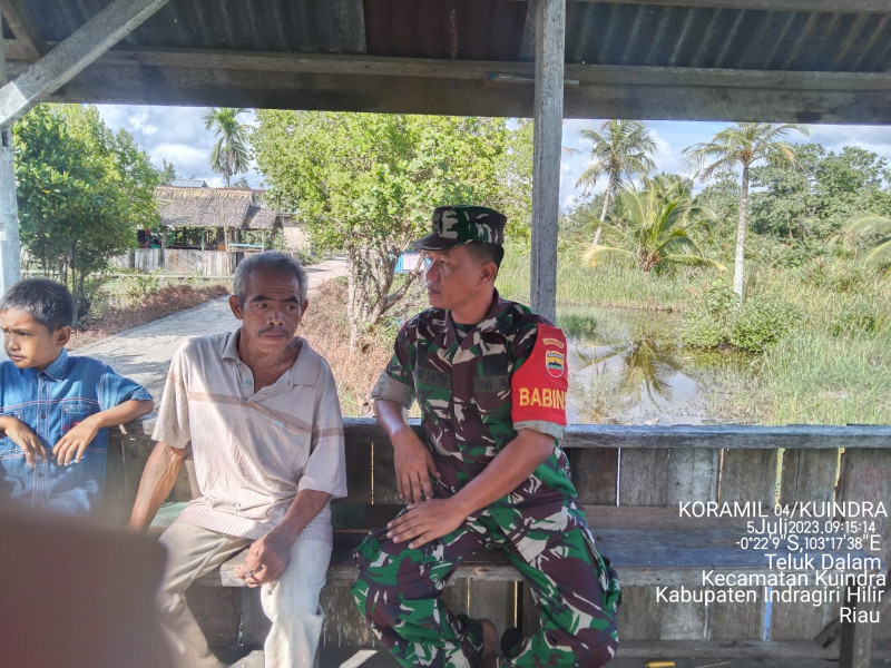 Babinsa Koramil 04/Kuindra Berikan Pemahaman Yang Lebih Luas Kepada Masyarakat Setempat