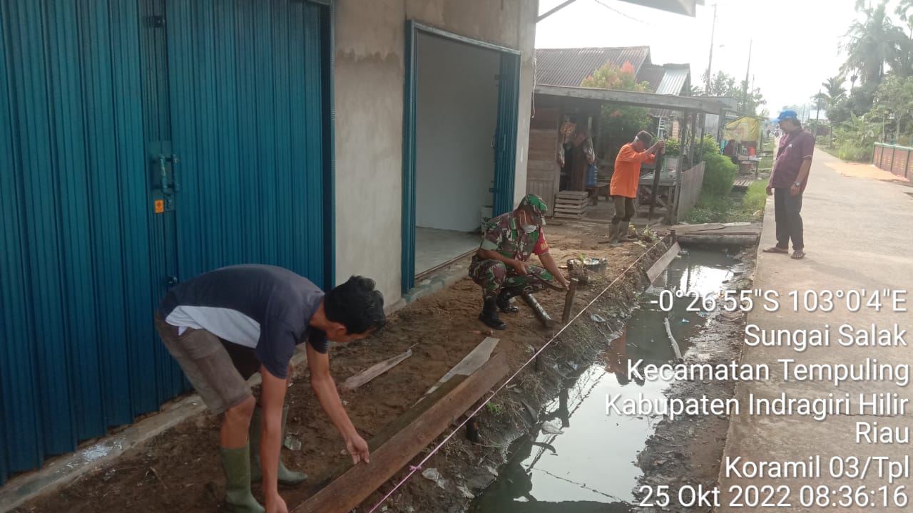 Babinsa 03/Tempuling Bersama Warga Gotong Royong Pembenahan Selokan Di Kampung Pancasila