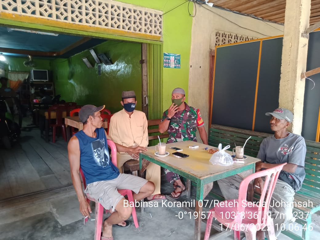 Dalam Rangka Jalin Silaturrahmi Antara Babinsa Koramil 07/Reteh dan Warga Tetap Lakukan Komsos