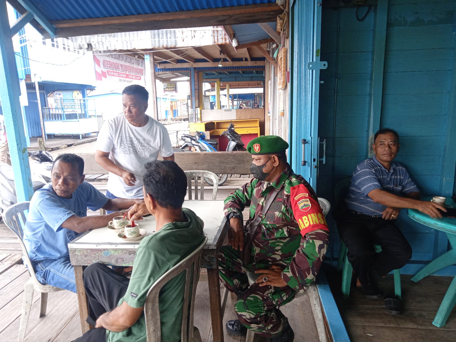 Guna Jalin Hubungan Baik, Serda Ilyas Rutin Lakukan Komsos Bersama Warga