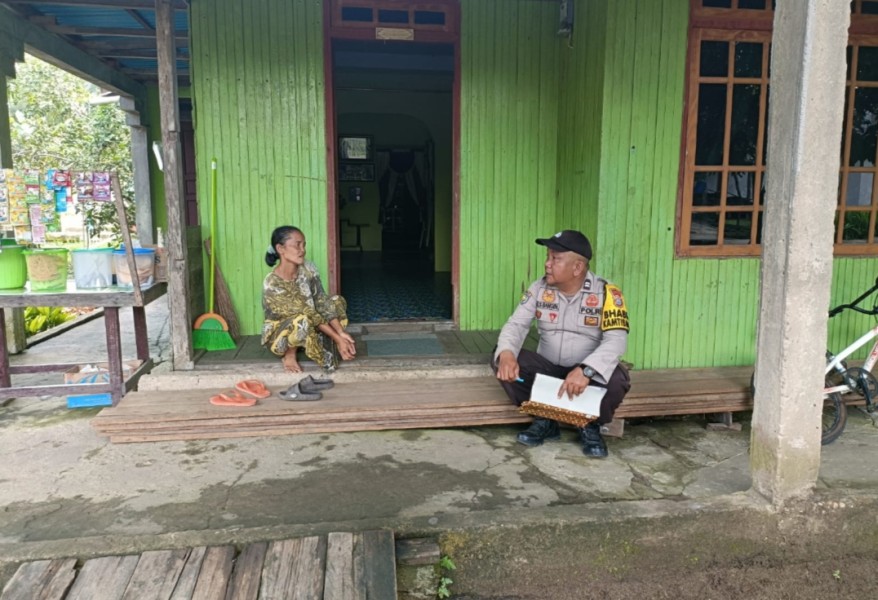 Bhabinkamtibmas Desa Belantaraya Aiptu Edysah Putra Bangun Door to Door System Wujudkan Kamtibmas Yang Kondusif