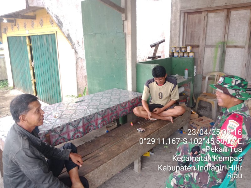 Babinsa Koramil 03/Tpl Jalin Silaturahmi dengan Masyarakat, Wujudkan Keamanan dan Kebersihan Desa