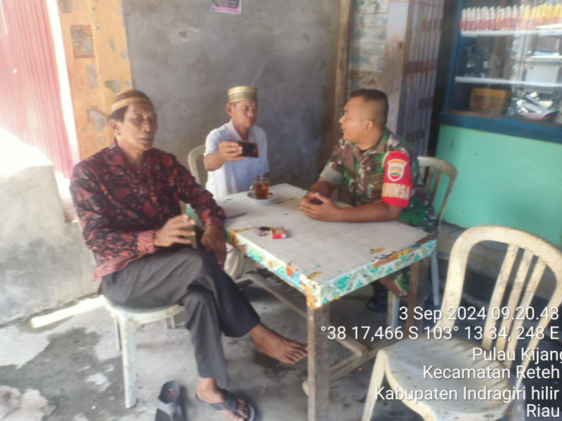 Babinsa Serka Ferry Barus Laksanakan Komsos Guna Berbagi Informasi Terkait Perkembangan Daerah