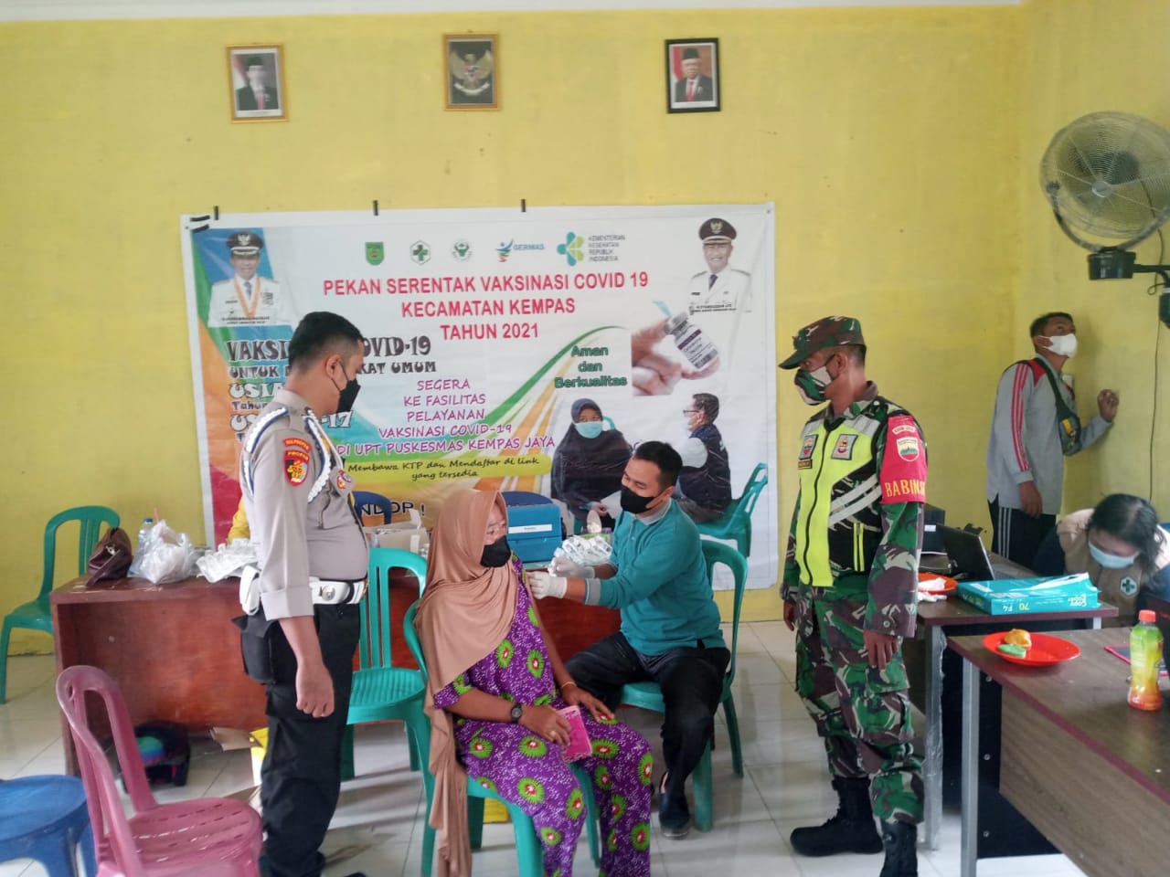 Berikan Rasa Nyaman, Babinsa 03/Tempuling Dampingi Warga Ikuti Vaksinasi