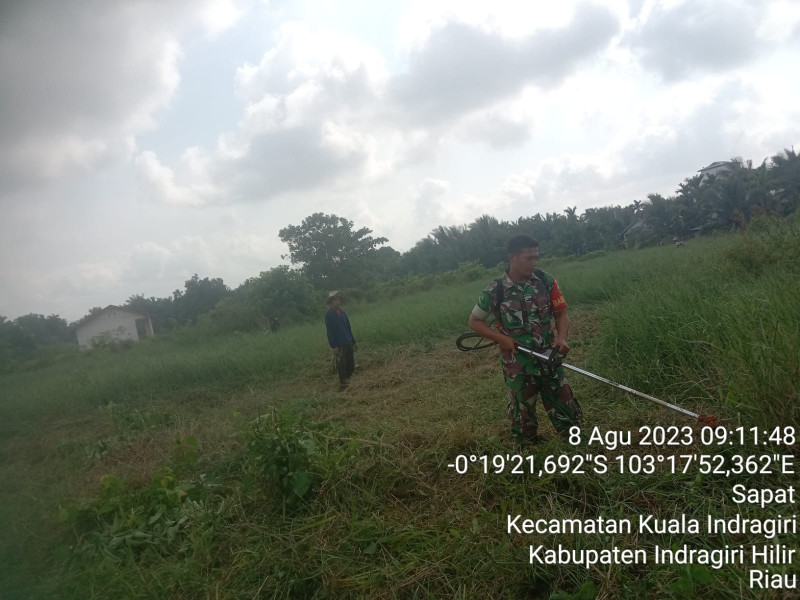 Pentingnya Memelihara Lingkungan, Babinsa Koramil 04/Kuindra Terus Membantu Warga di Binaan