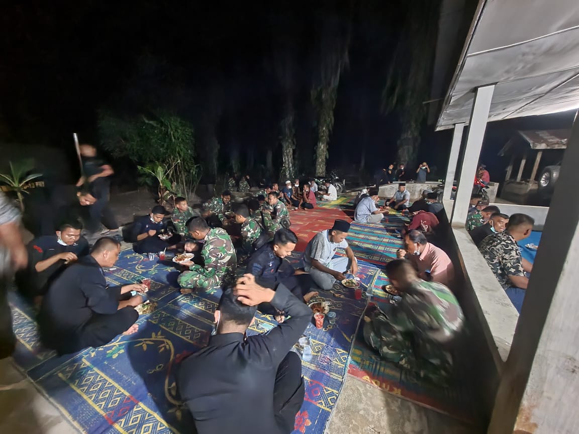 Jalin Kebersamaan, TNI-Polri Diundang Warga untuk Makan Malam