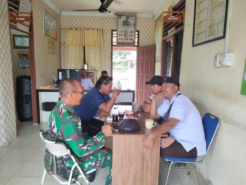 Perkuat Sinergitas, Babinsa Koramil 03/Tpl Laksanakan Komsos dengan Perangkat Desa Danau Pulai Indah