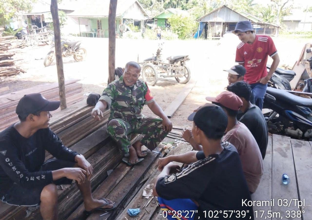 Sambangi Pemuda, Babinsa Koramil 03/Tpl Lakukan Komsos