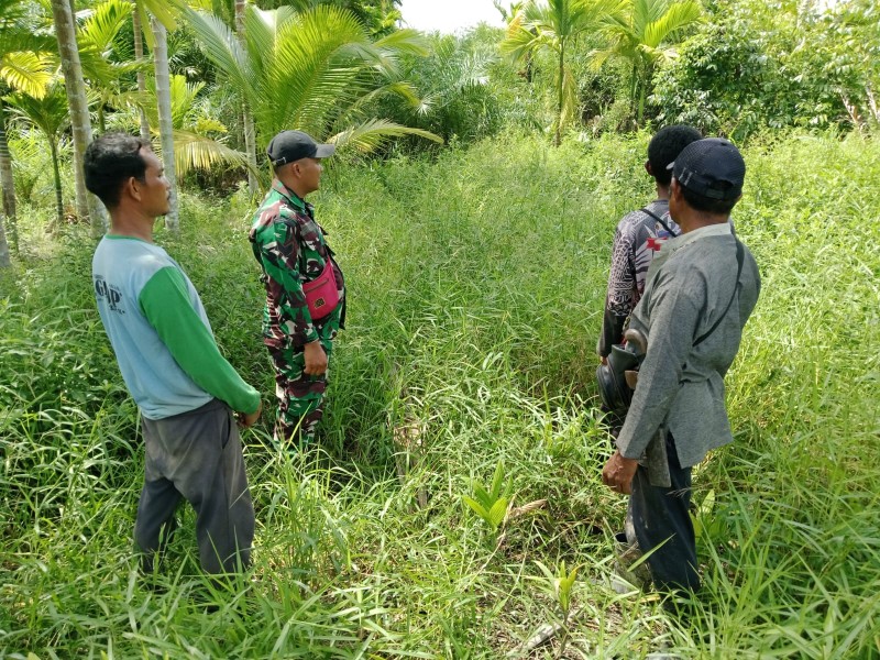 Hari Ini Babinsa Koramil 07/Reteh Lakukan Patroli dan Sosialisasi Karhutla di Kelurahan Metro
