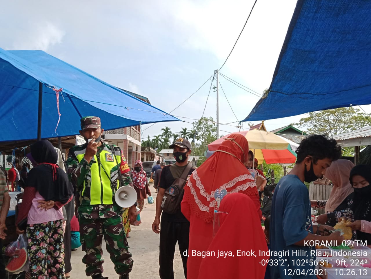 Babinsa Koramil 02/Tanah Merah Lakukan Penegakan Protkes di Bagan Jaya