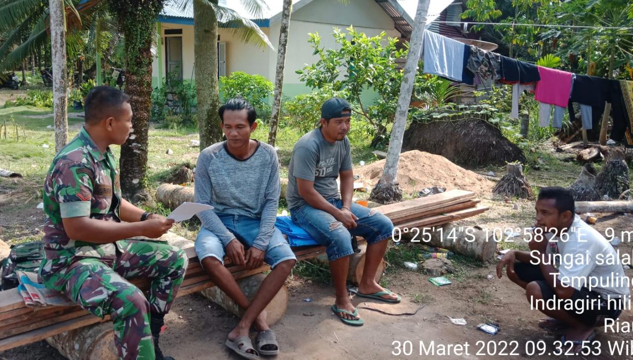 Komsos Di Kampung Pancasila, Babinsa 03/Tempuling sampaikan Wasbang