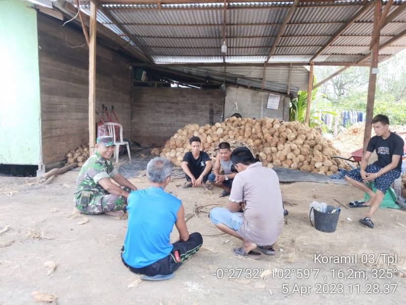 Tingkatkan semangat kerja para pemuda di desa, Babinsa Koramil 03/Tpl Lakukan Monitoring Wilayah