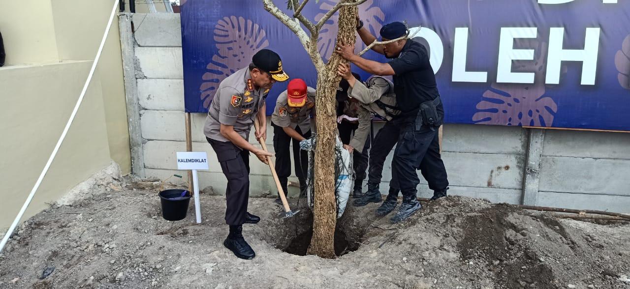 Kalemdiklat Polri Gelar Penanaman Pohon dan Penamaan Mesjid SPN Polda Riau