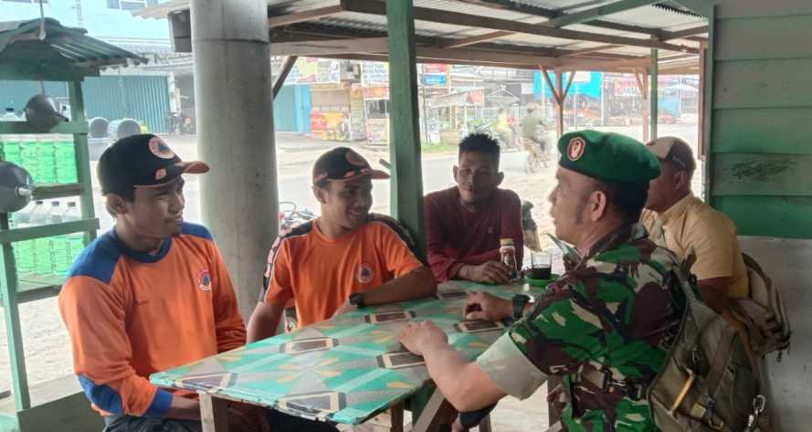 Babinsa Koramil 05/Peranap Komsos Dalam Ciptakan Rasa Kebersamaan Dengan Masyarakat di Desa Pematang