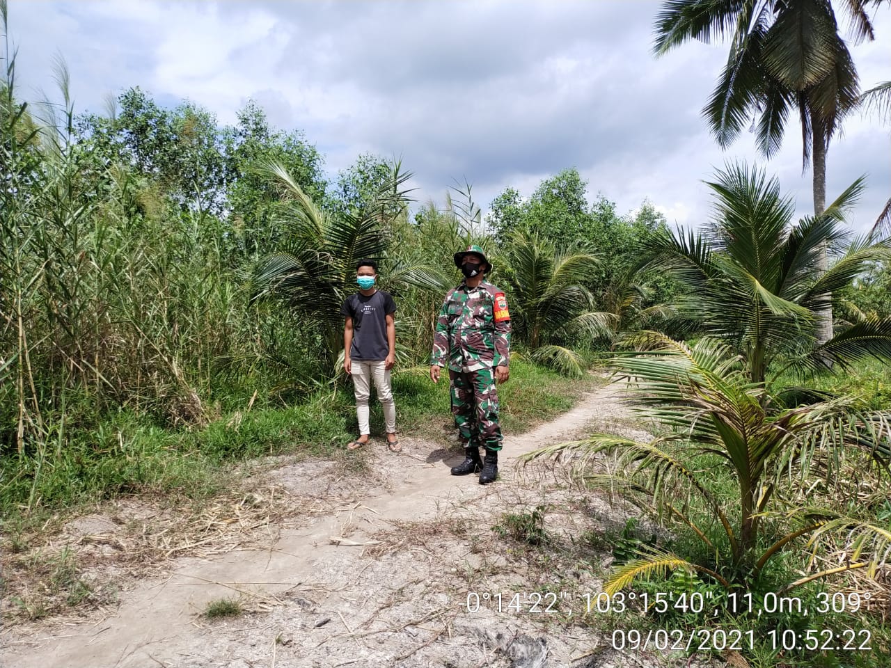Anggota Koramil 12/Batang Tuaka Patroli Karhutla di Desa Tasik Raya Bersama Warga