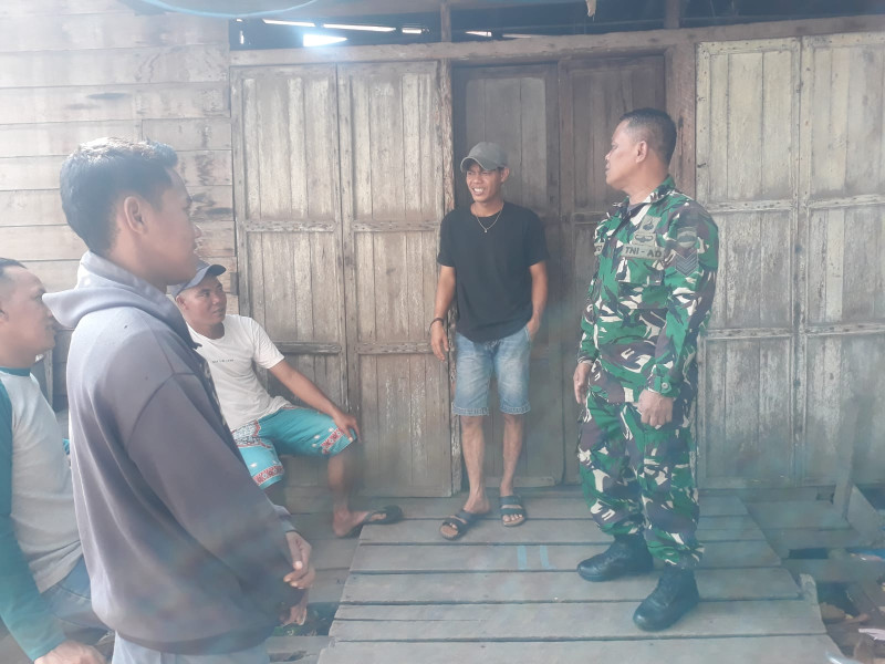 Terkait Keamanan di Binaan, Babinsa Koramil 05/Gas Laksanakan Komsos Bersama Masyarakat