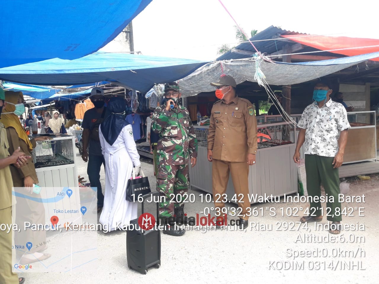 Jajaran Koramil 09/Kemuning Lakukan Penegakan Protokol Kesehatan di Pasa Kuala Sungai Akar