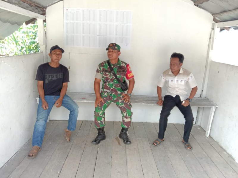 Tingkatkan Sinergitas Jelang Lebaran, Babinsa Koramil 03/Tpl Komsos Bersama Masyarakat Desa