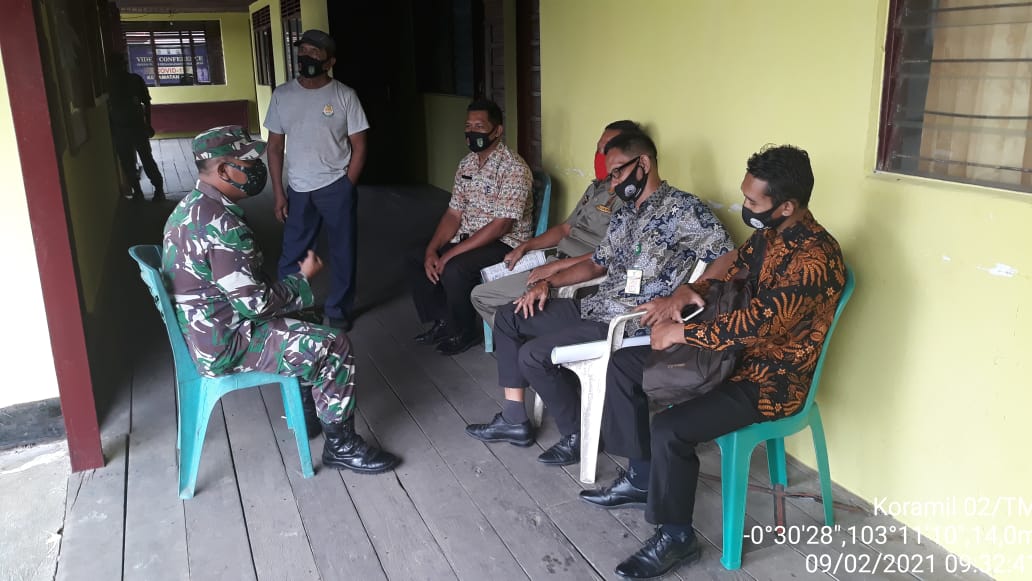 Pererat Hubungan, Serma R Boy Sitompul Lakukan Komsos dengan Staf Kantor Camat Enok