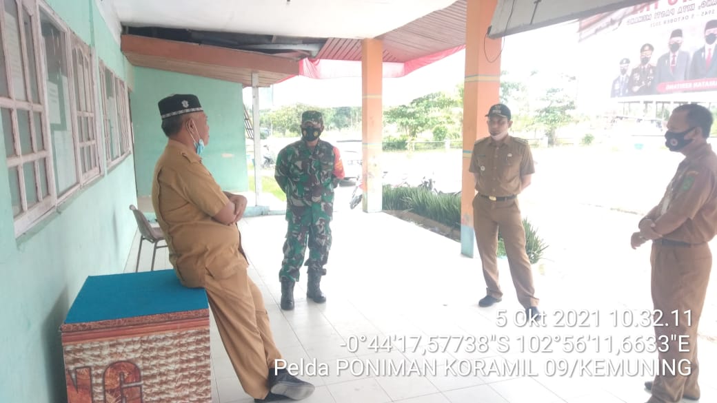 Jelang Pelaksanaan Pilkades Serentak, Babinsa Koramil 09/Kemuning Lakukan Komsos