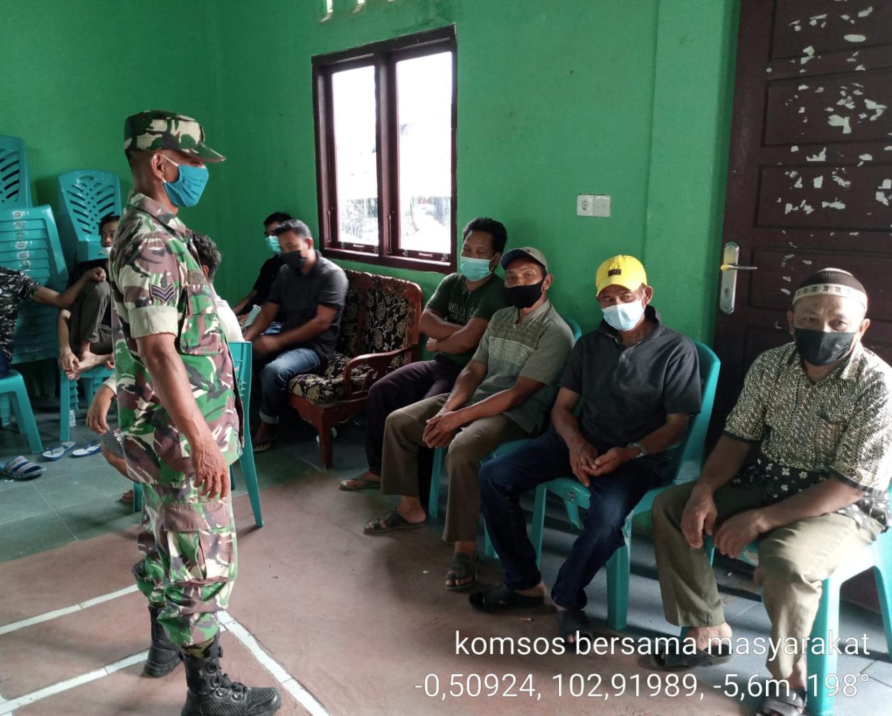 Babinsa Koramil 03/Tempuling Giat Komsos Dengan Tomas Terkait Pencegahan Covid-19