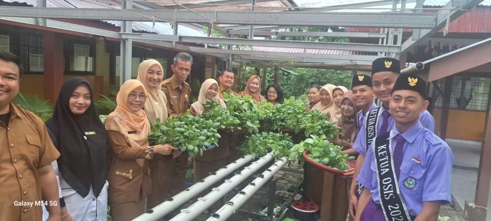 SMA Negeri 5 Pekanbaru Panen Raya Bayam dan Pakcoy Hidroponik
