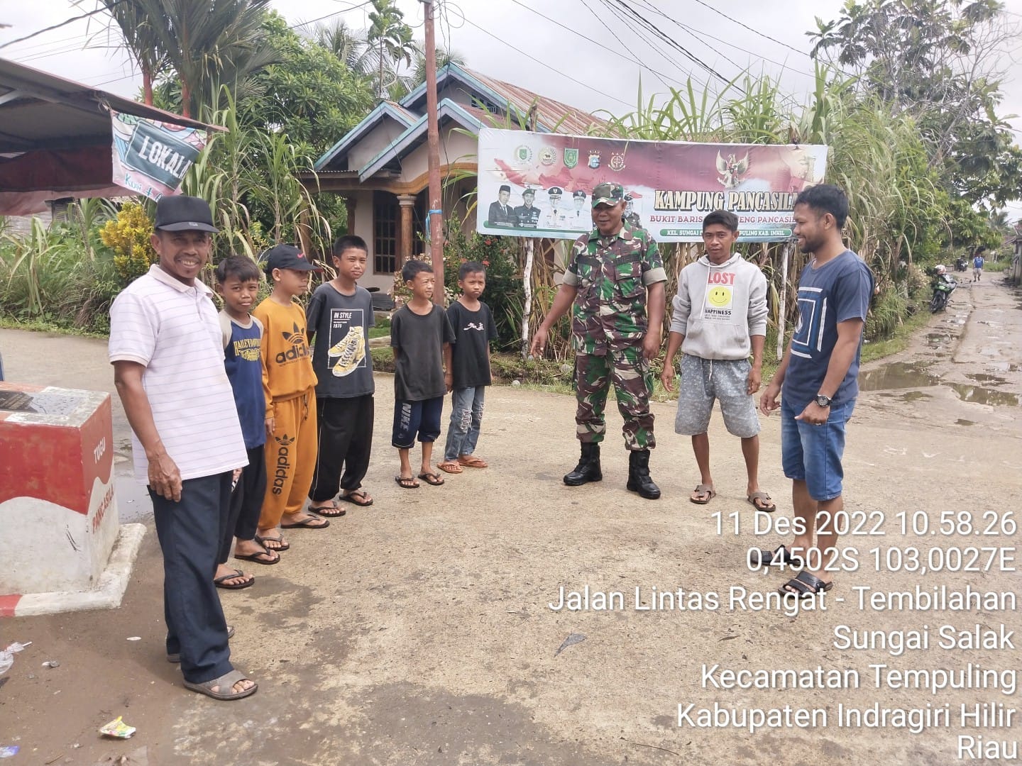 Komsos di Kampung Pancasila, Babinsa Koramil 03/Tpl Berikan Materi Makna Pancasila