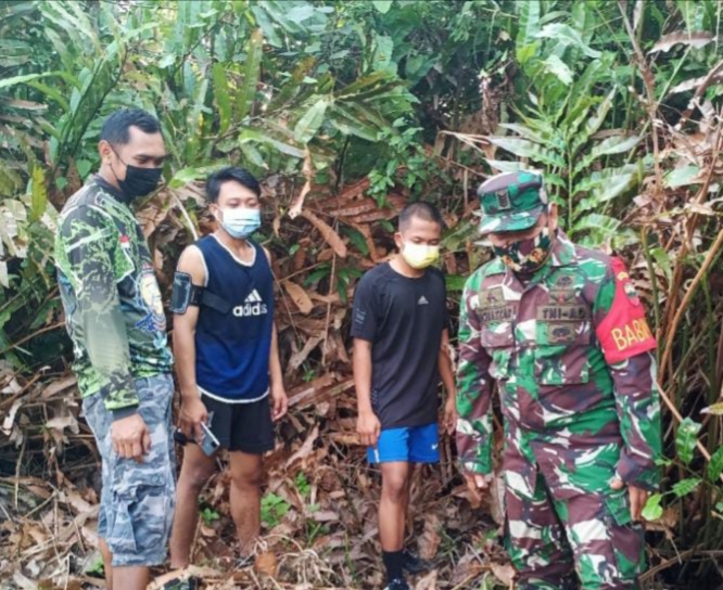 Babinsa 04/Kuindra Rutin Lakukan Patroli Karhutla di Concong Dalam