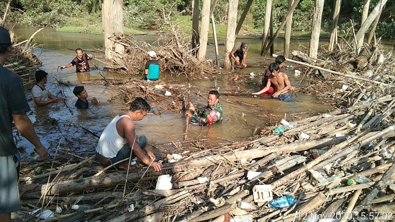 Jaga Kebersihan bersama Warga, Babinsa Koramil 09/Kemuning Goro Bersihkan Sungai