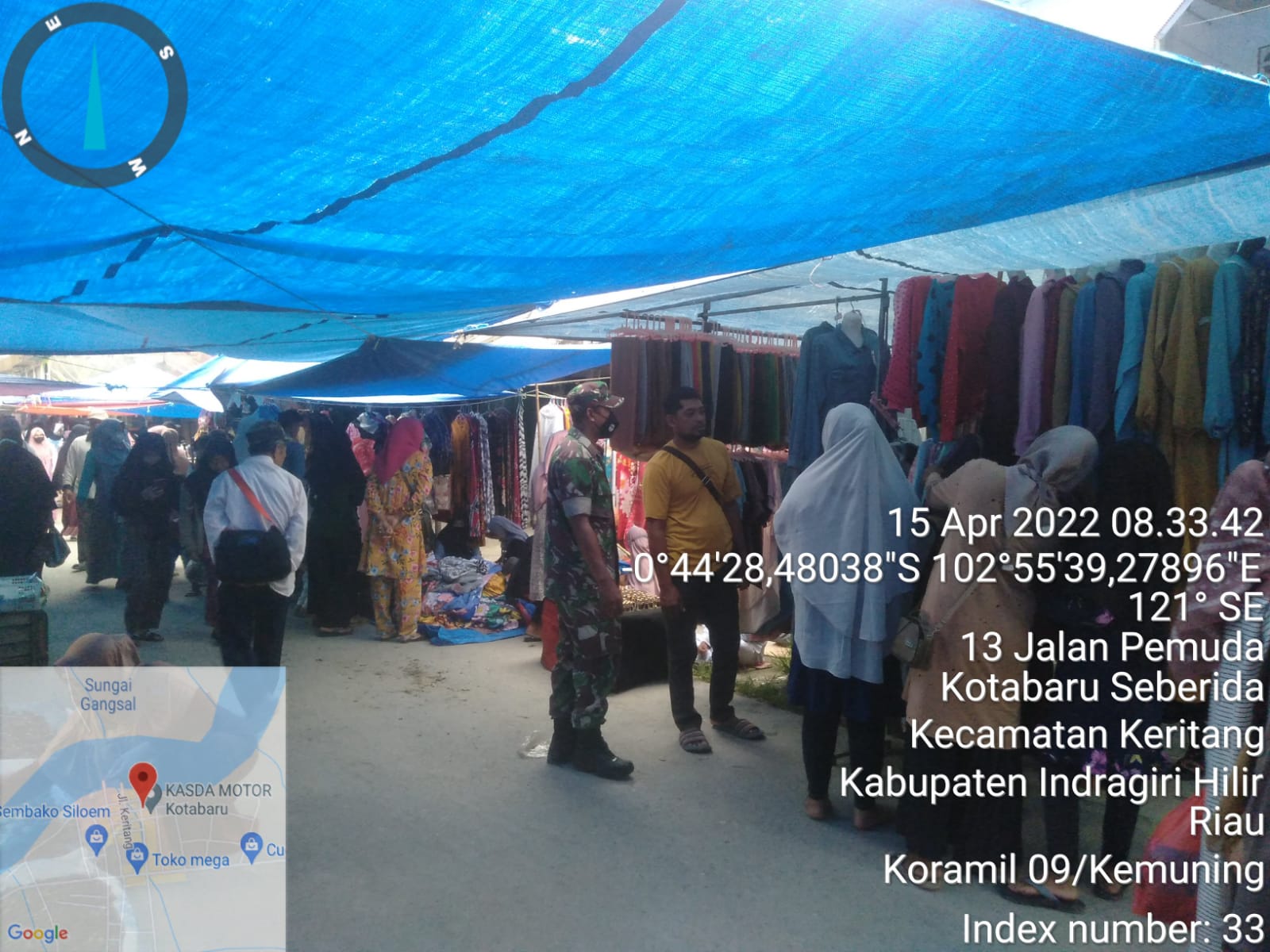 Mengingatkan Kembali Penerapan Prokes Oleh Personel Koramil 09/Kemuning di Pasar Desa Kota Baru