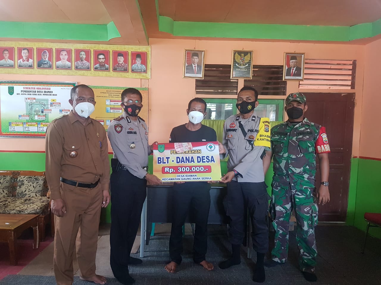 Kapolsek GAS Hadiri Penyaluran BLT-DD di Desa Idaman