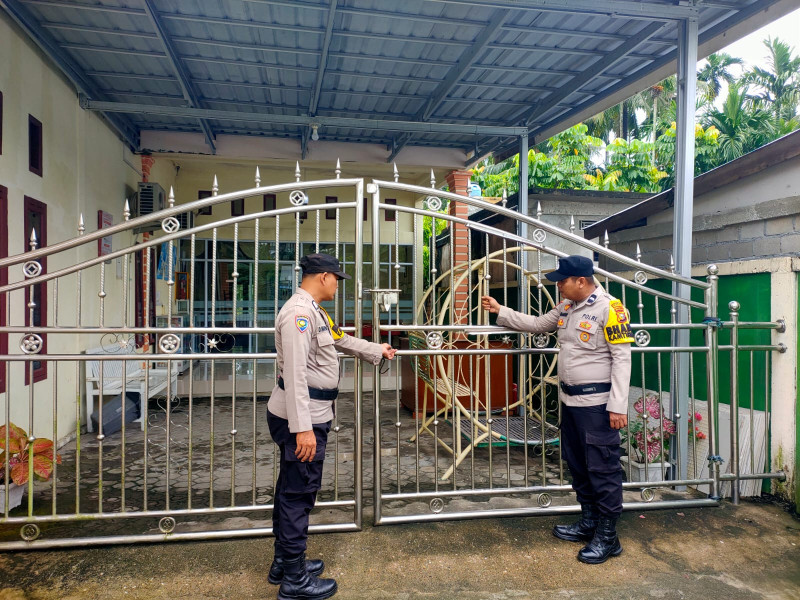 Polsek Kempas Patroli Rumah Kosong yang Ditinggal Mudik Pemilik saat Lebaran