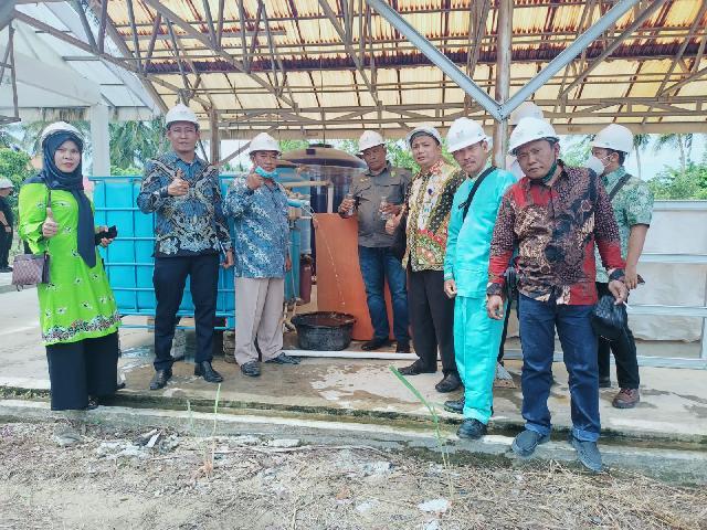 Camat Batang Tuaka Apresiasi Uji Coba Penjernihan Air Gambut di Sungai Piring