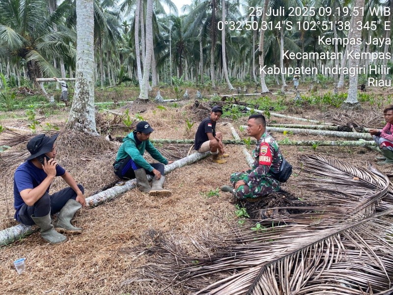 Sertu Pardamaean Siregar: Sosialisasi Karhutla di Kelurahan Kempas Jaya, Babinsa Tekankan Warga untuk Tidak Membakar Lahan