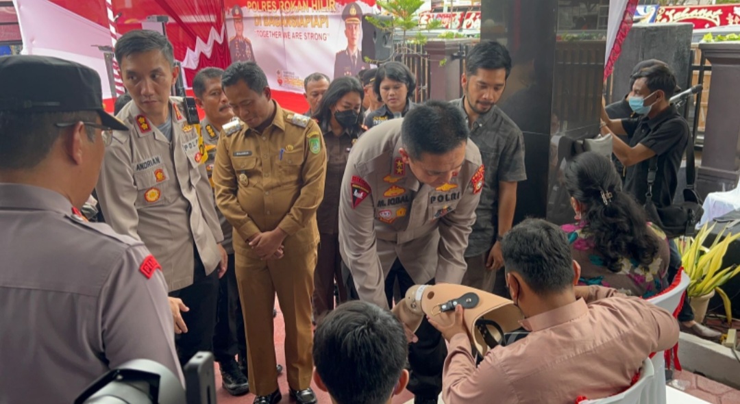 Kapolda Riau Serahkan Kaki Palsu Kepada Penyandang Disabilitas