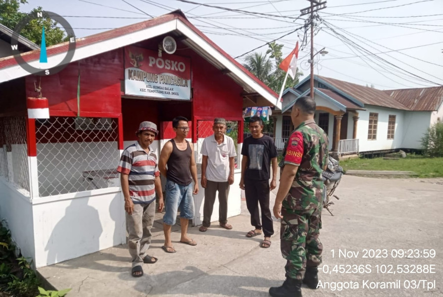 Ingin lebih Dekat Dengan Warga, Babinsa 03/Tpl Sambangi Warga di Pos Ronda